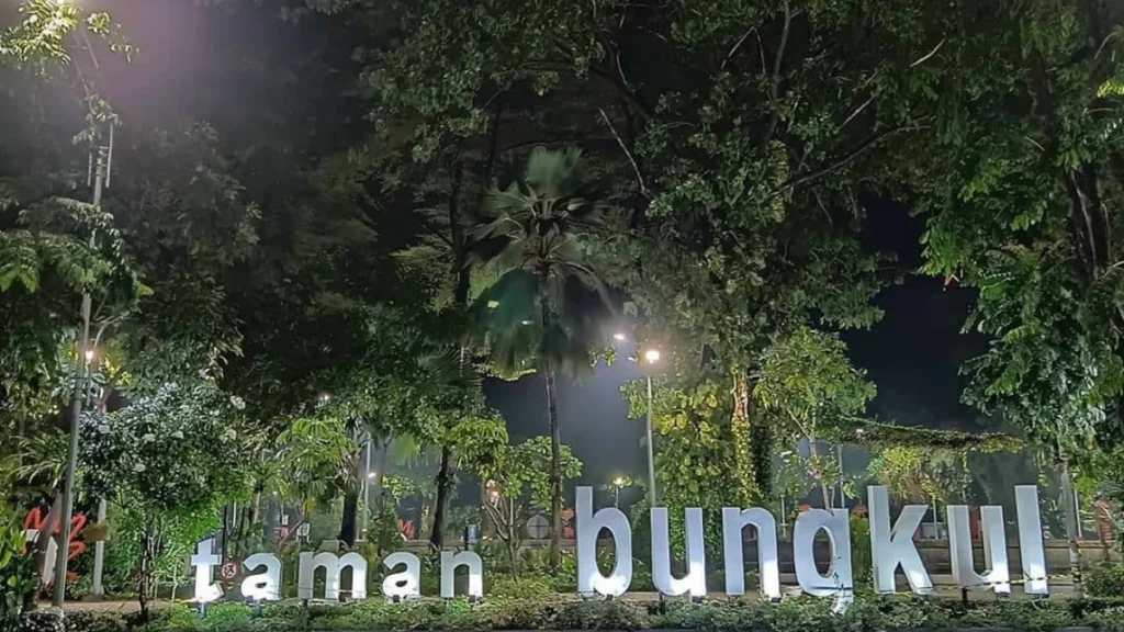 Pemandangan hijau dan asri di salah satu taman di Surabaya sore hari.