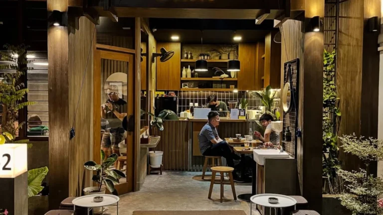 Suasana cafe 24 jam di Surabaya yang estetik dan nyaman untuk bekerja.