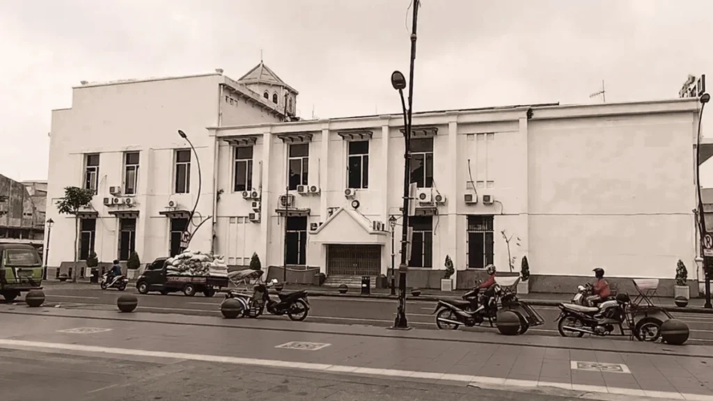 Suasana kawasan Kota Lama Surabaya dengan gedung-gedung tua yang estetik.