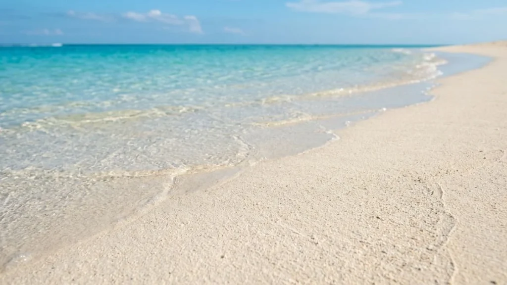 Pasir putih dan air jernih khas wisata di Lombok di Pantai Selong Belanak