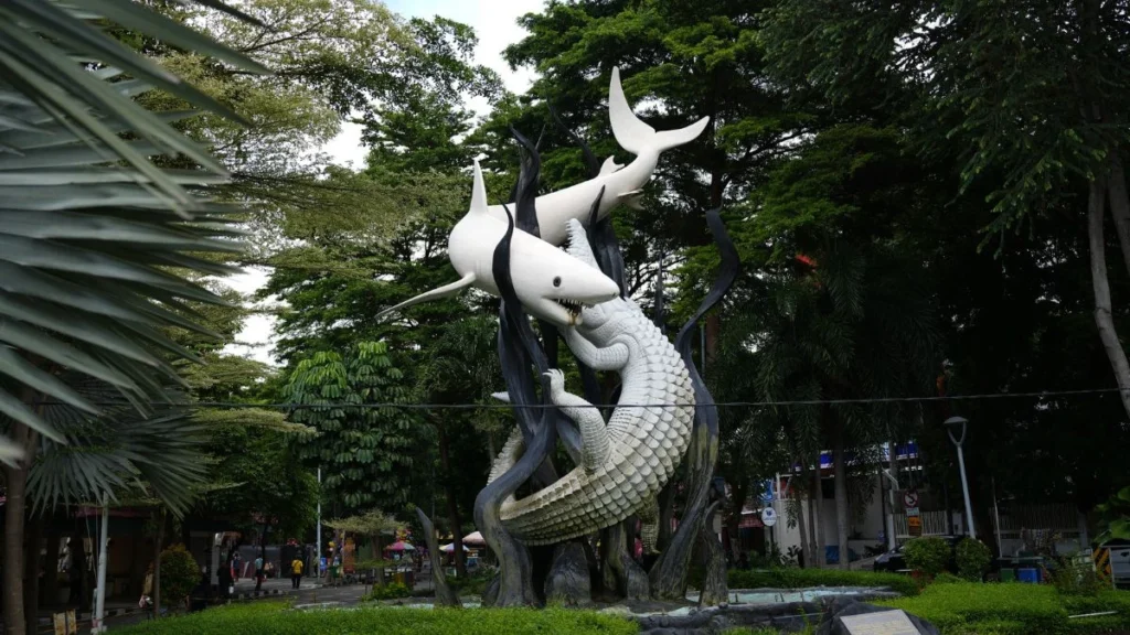 Shark and crocodile statue representing the legend behind Surabaya's name